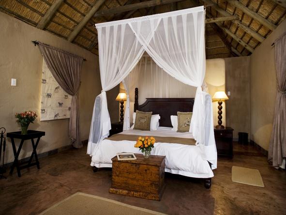 Hlosi Game Lodge - Bedroom